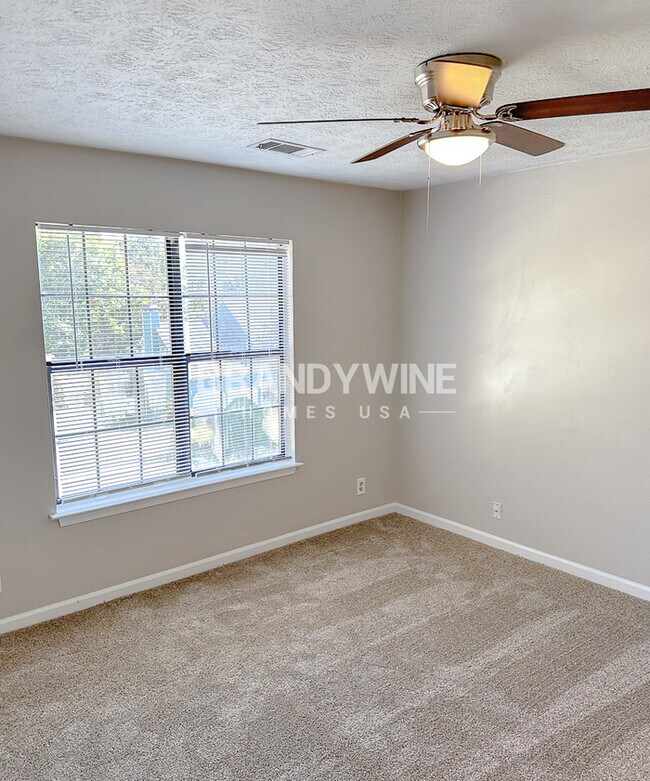 Building Photo - One month FREE RENT!