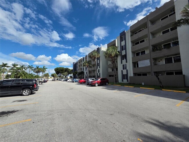 Building Photo - 10000 NW 80th Ct