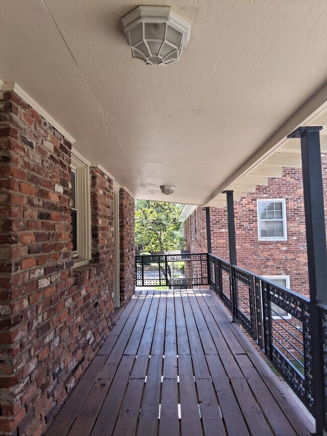 Building Photo - 402 Maple St
