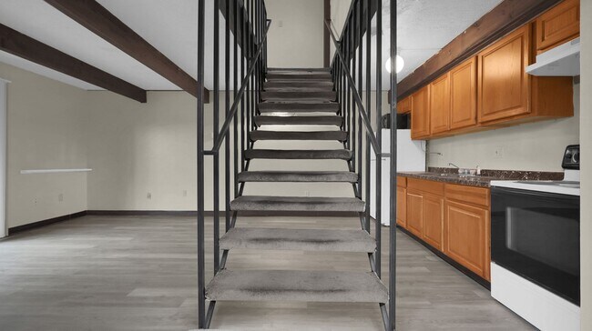 Building Photo - 1 Bedroom Townhouse Apartment