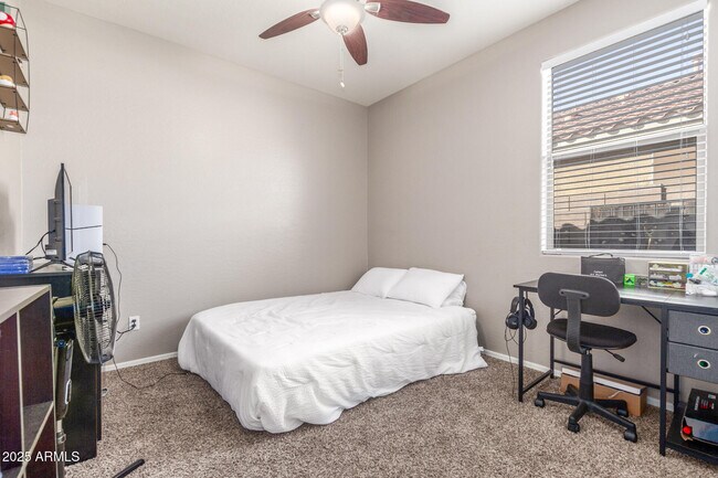 Building Photo - 12910 W Glenrosa Dr