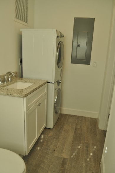 Building Photo - 520 Holt Ave