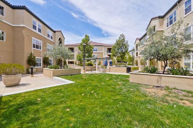 Building Photo - Santa Clara Condo