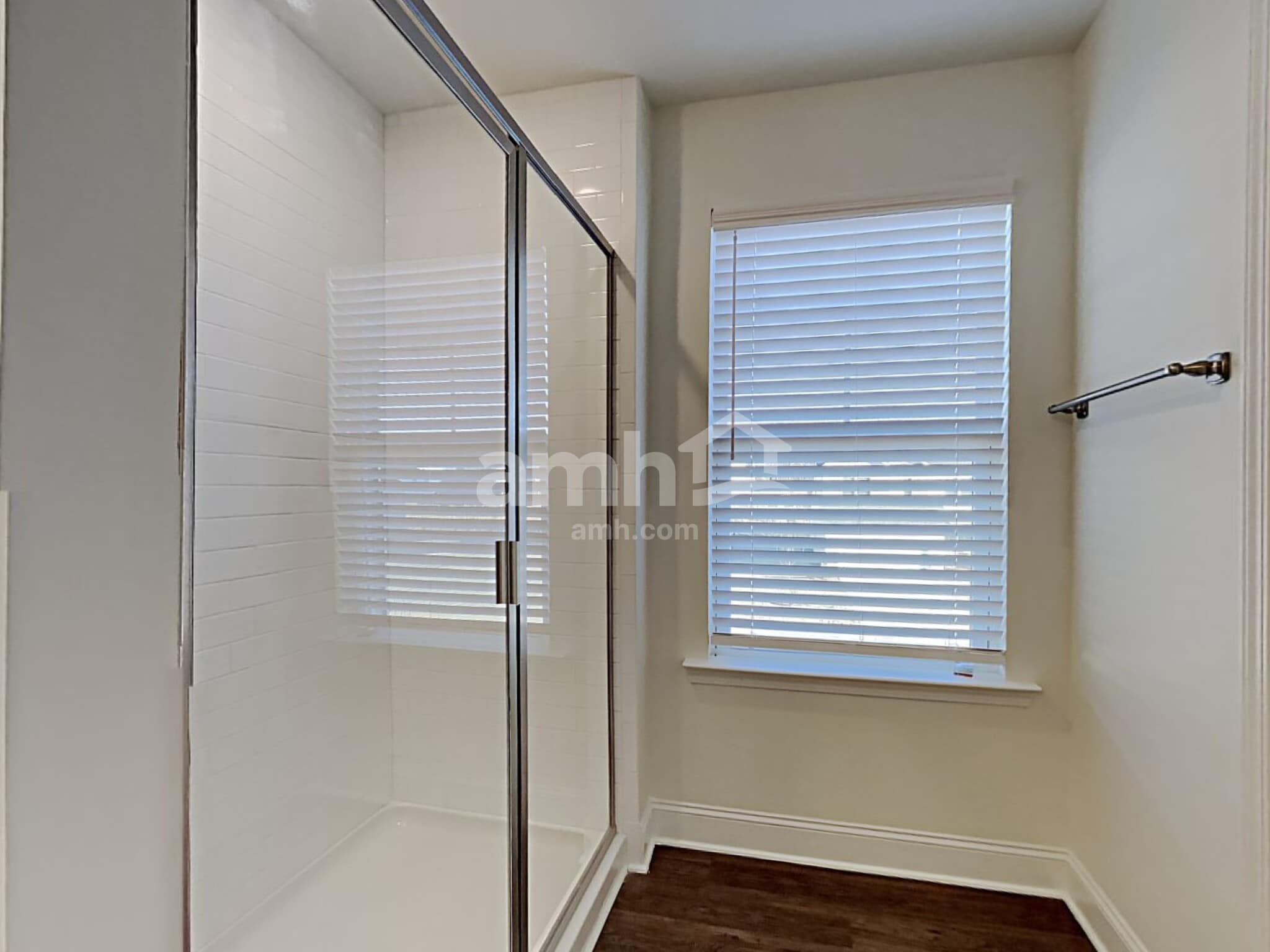 Building Photo - 5255 Valley Dr