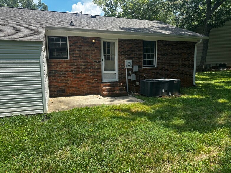 Building Photo - 806 Peeler St