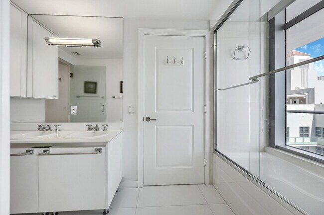 Building Photo - 3737 Collins Ave