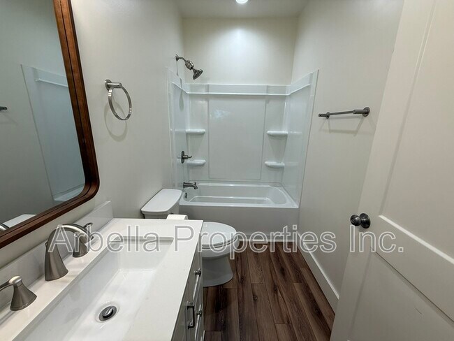 Building Photo - 829 Hamilton St