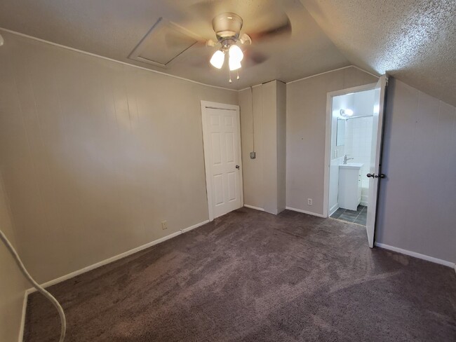 Building Photo - 1BR 1BA Upper Level Unit - Tri-plex Proper...