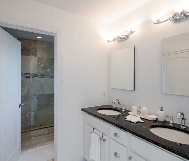 Building Photo - 1025 Flying Point Rd