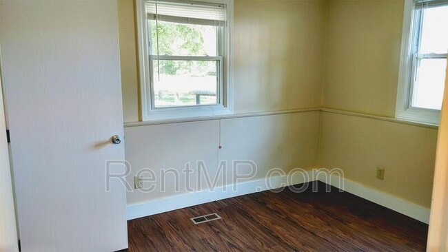 Building Photo - 303 S Oak St