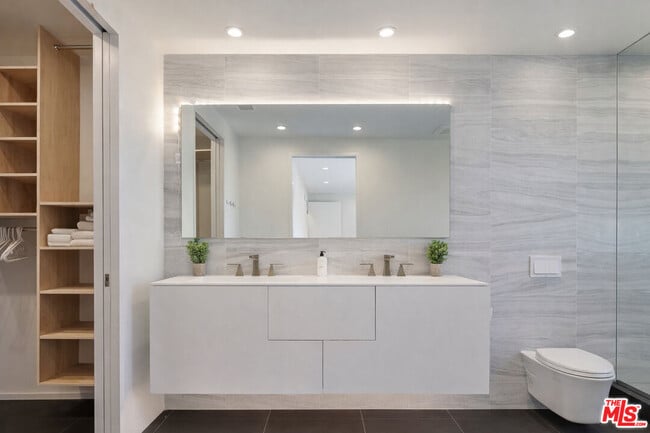 Building Photo - 2612 Carman Crest Dr