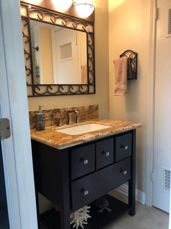 Building Photo - Relaxing Condo just steps away from the beach!