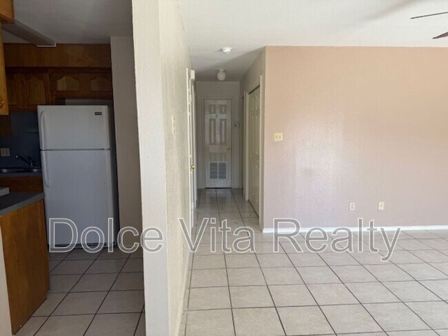 Building Photo - 4105 N 24th Ln