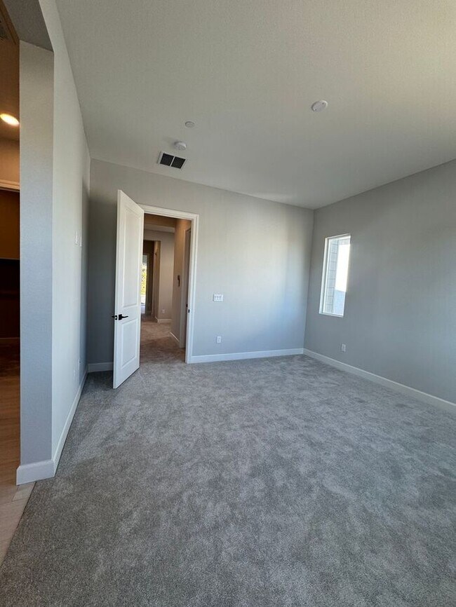 Building Photo - 1521 Golf Club Dr