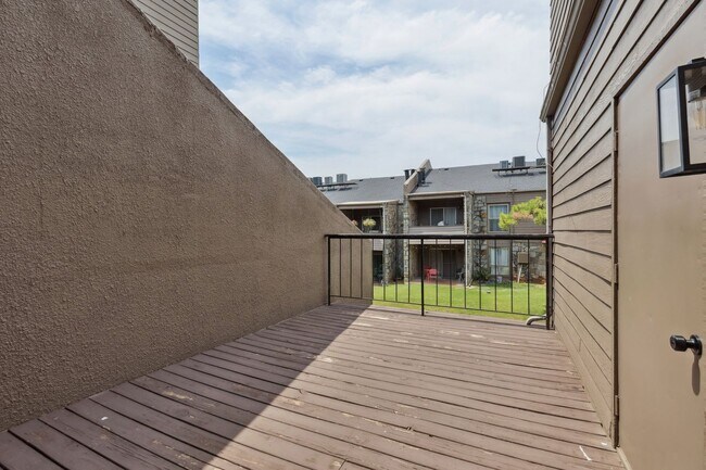 Building Photo - 2400 Sq Ft Condo for Rent Near Shopping