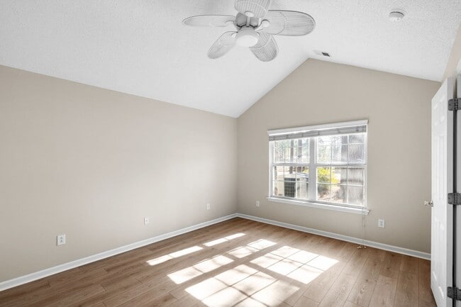 Building Photo - 571 Riverward Dr