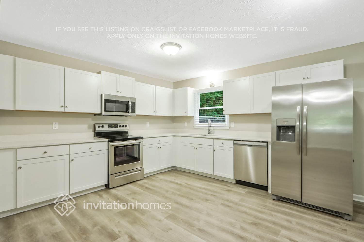 Building Photo - 300 E Country Woods Dr