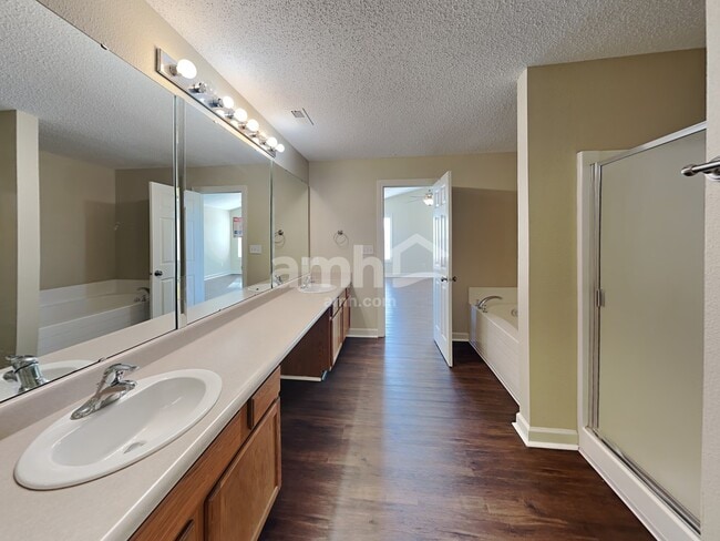 Building Photo - 9734 Lomax Dr