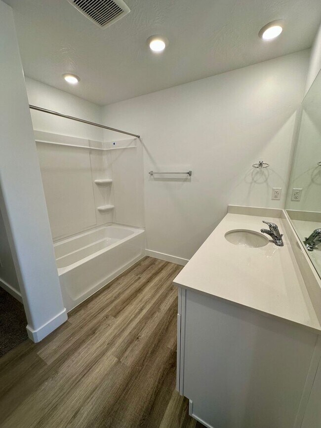Building Photo - BRAND NEW Long Valley Home