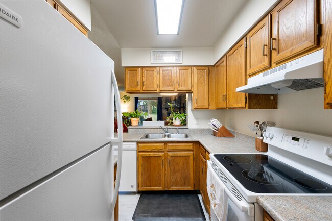 Building Photo - 3556 Queen Anne Way
