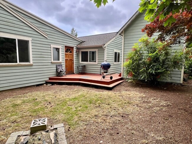 Building Photo - Haller Lake Home