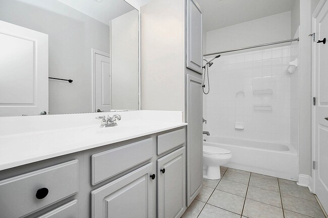 Building Photo - Beautiful 1-Bedroom Corner Unit - Just minutes from Uptown Charlotte!