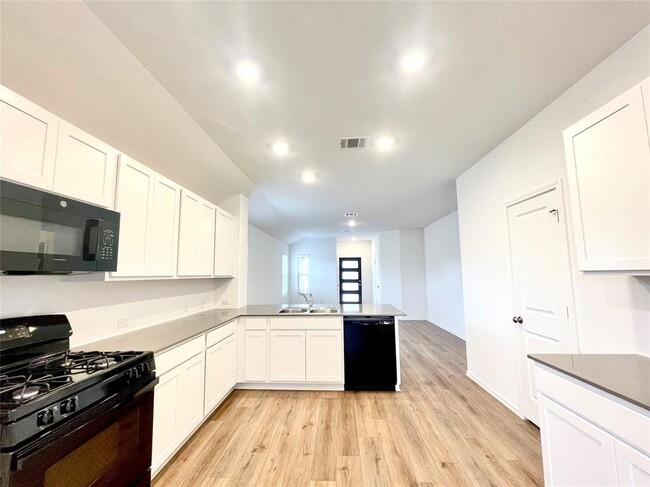 Building Photo - 305 Milliner Lp