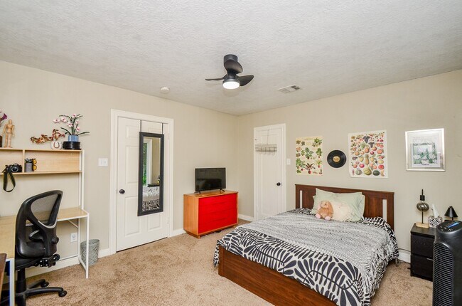 Primary Photo - 4315 Fernwood Dr