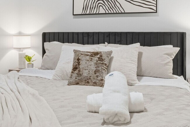 Building Photo - 6044 N Winthrop Ave