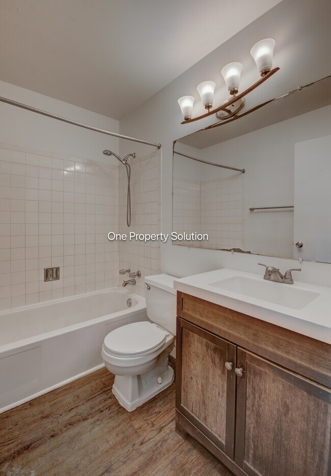 Building Photo - 924 W 60th Pl