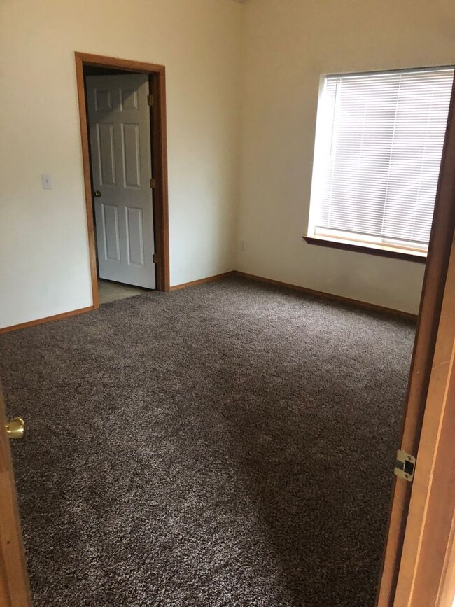 Building Photo - MOVE IN SPECIAL! New Carpet, flooring & pa...