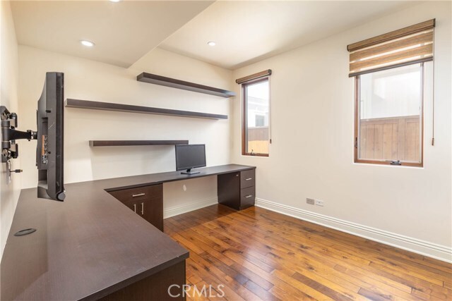 Building Photo - 613 Begonia Ave