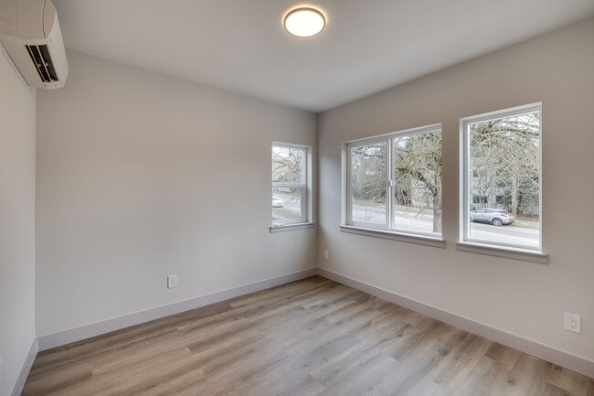Building Photo - Beautiful 2 bed 2 bath townhouse!