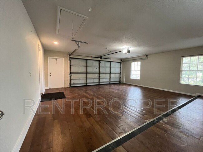 Building Photo - 360 Vincent Dr