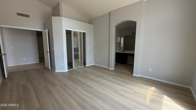 Building Photo - 213 S Crosscreek Dr