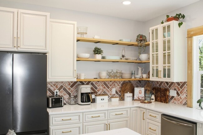 Building Photo - 5 bedroom on 2 acres