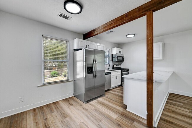 Building Photo - 8 bed 5 Bath house in center of West campus Pre Lease Aug 2026