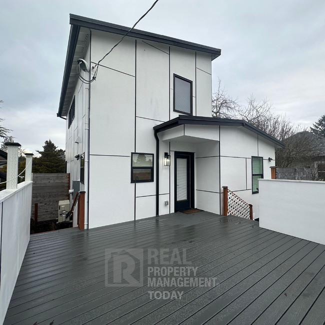 Building Photo - Modern 4 Bedroom House In Tacoma!