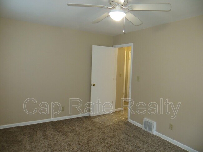 Building Photo - 469 S Waverly St
