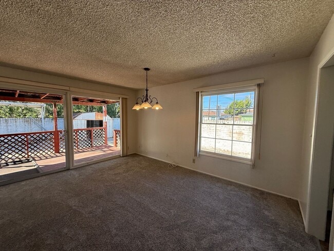 Building Photo - Centrally Located Single Story Ranch Style...