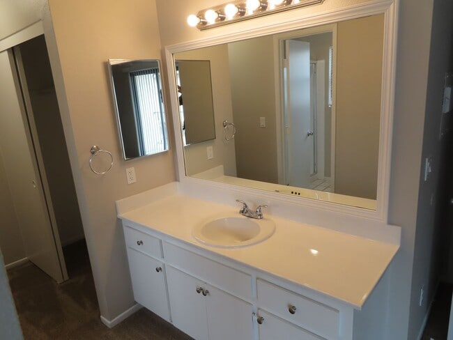 Building Photo - Renovated 2 Bed 2 1/2 Bath Condo with Atta...