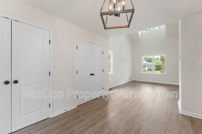 Building Photo - 105 Hillcrest Dr