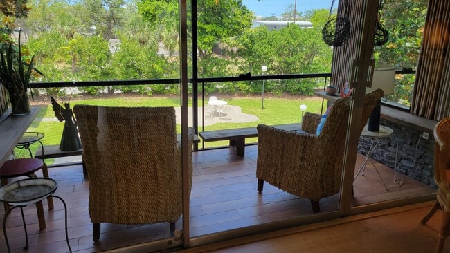 Building Photo - Annual Turnkey furnished renovated 1/1 dow...