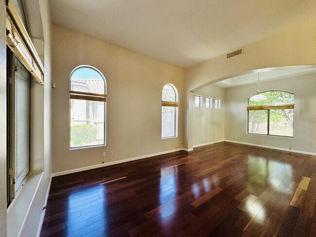 Building Photo - 672 W Raven Dr