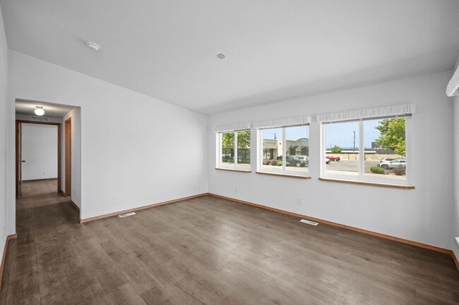 Building Photo - Brand New University District Home - Conve...