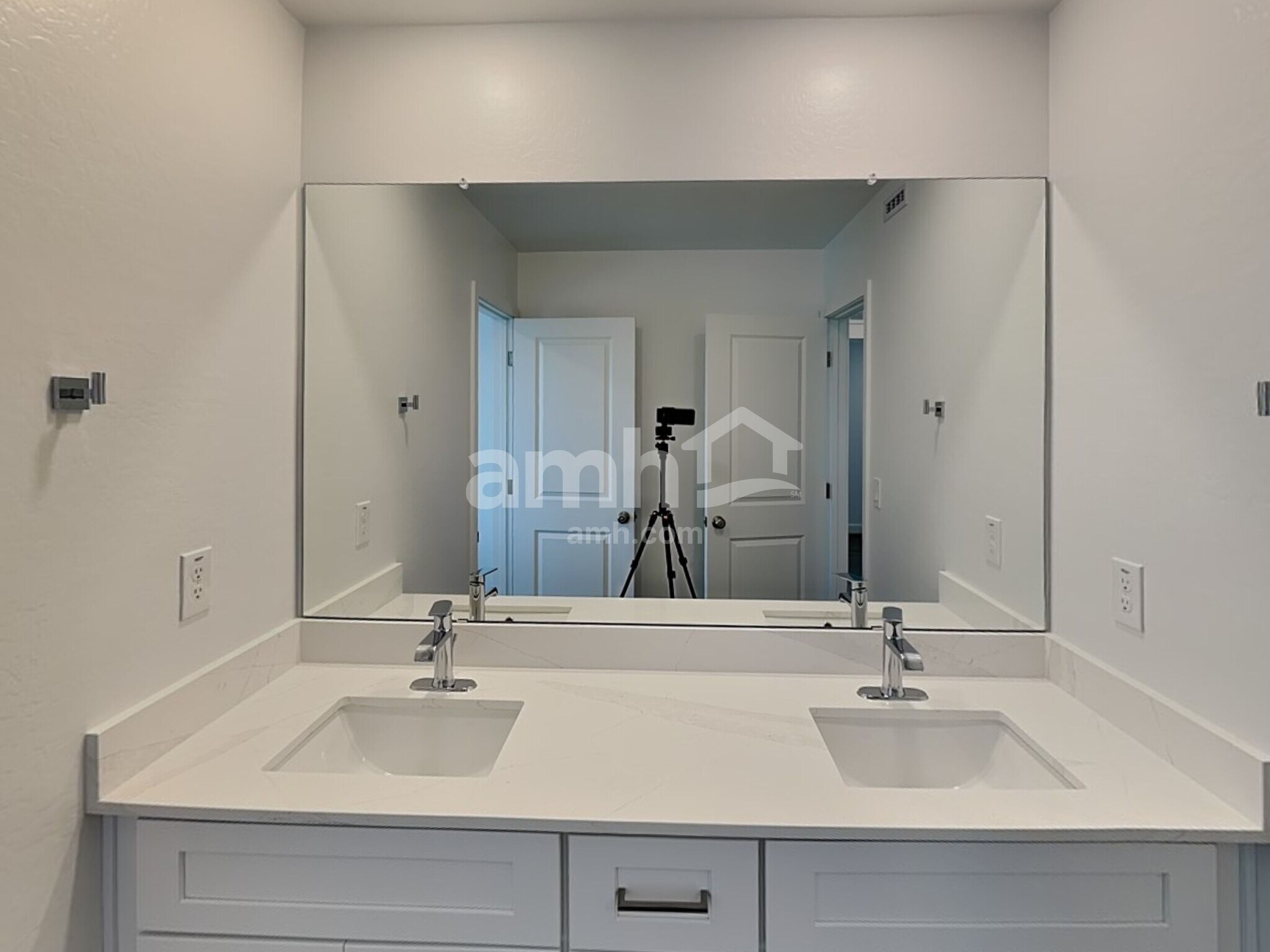 Building Photo - 9746 W Luxton Ln