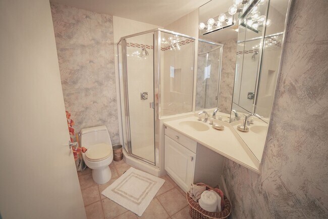 Building Photo - Luxury Seasonal or Annual Rental in the Prestigious Grand Bay Community – Longboat Key