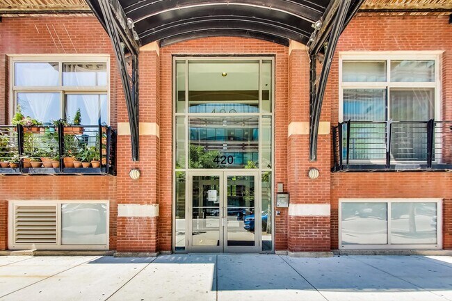 Building Photo - 420 S Clinton St