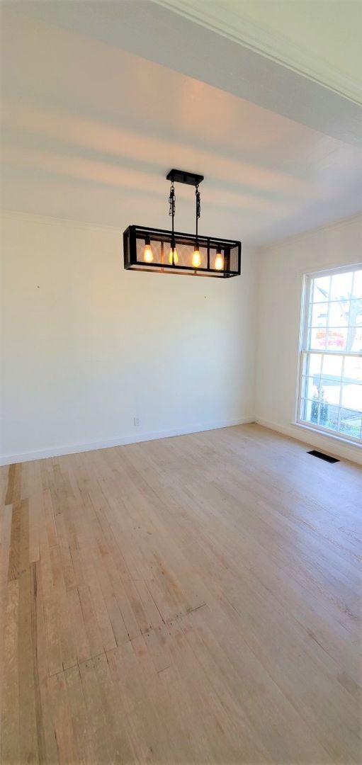 Building Photo - 3 Bed 1.5 Bath 2 car garage in Nichol's Hi...