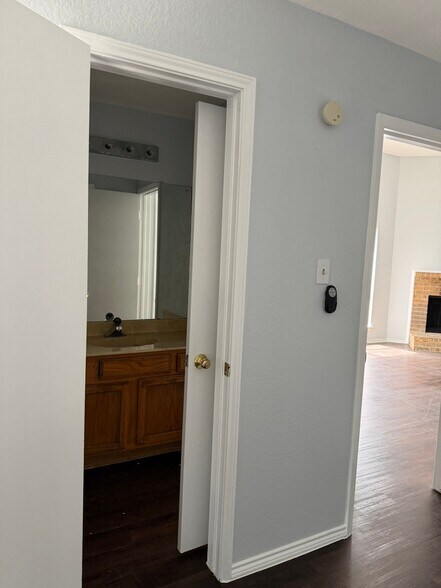 Building Photo - 304 Gregory Ln